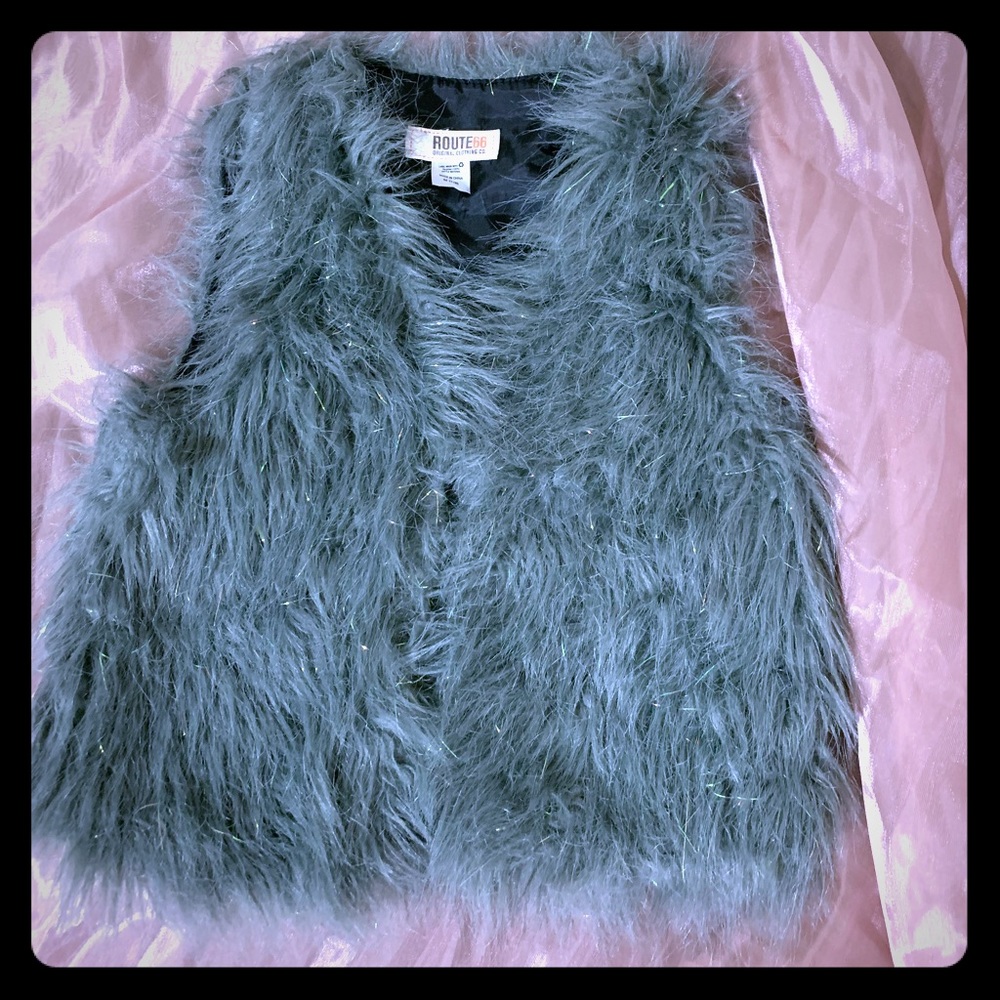 Girls adorable faux fur vest, size 7/8
